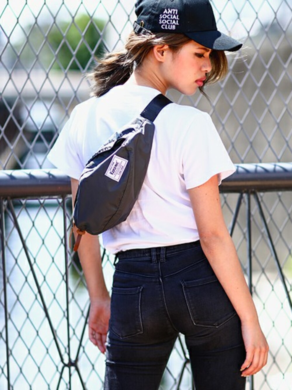 レッド系のボディバッグ/ウエストポーチを着用したレディースの夏コーディネートの1枚目の写真