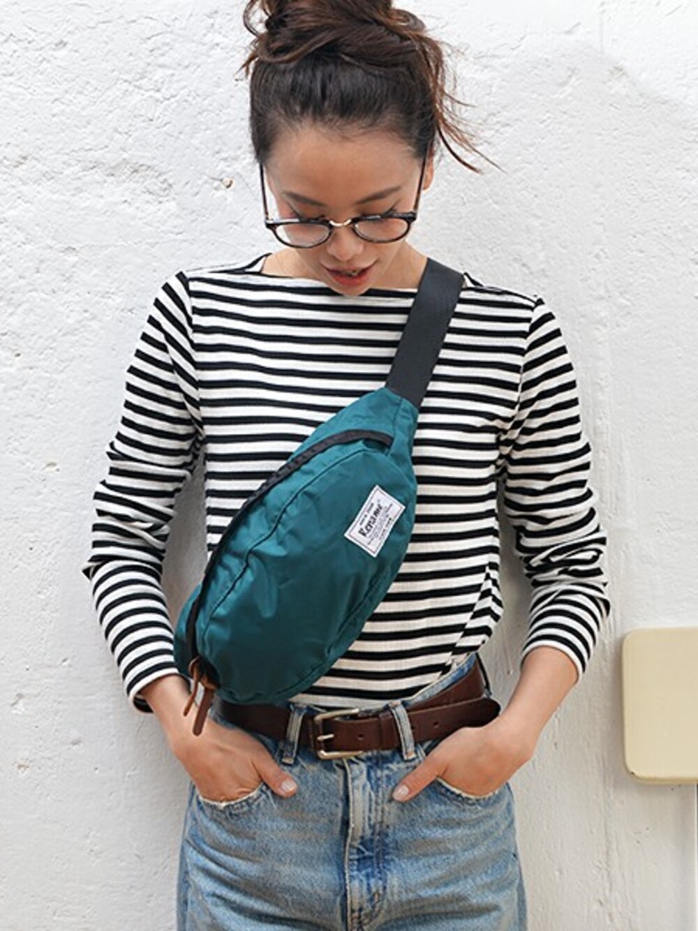 レッド系のボディバッグ/ウエストポーチを着用したレディースの夏コーディネートの1枚目の写真