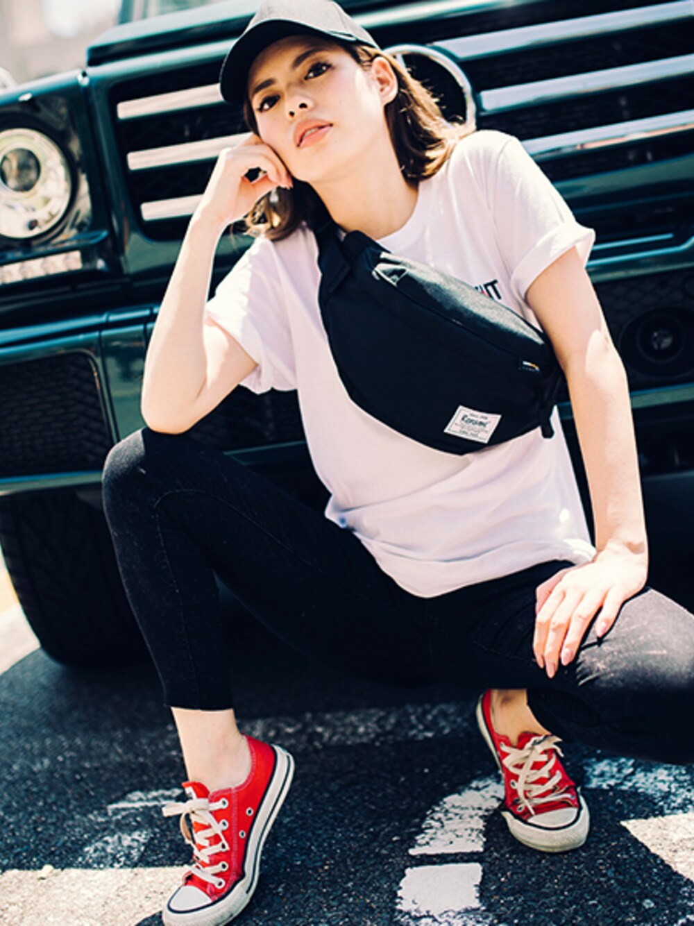 ブラック系のボディバッグ/ウエストポーチを着用したレディースの夏コーディネートの1枚目の写真