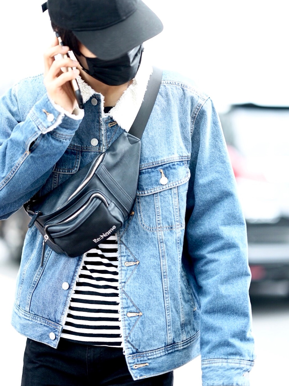 ブラック系のボディバッグ/ウエストポーチを着用したメンズの秋コーディネートの1枚目の写真