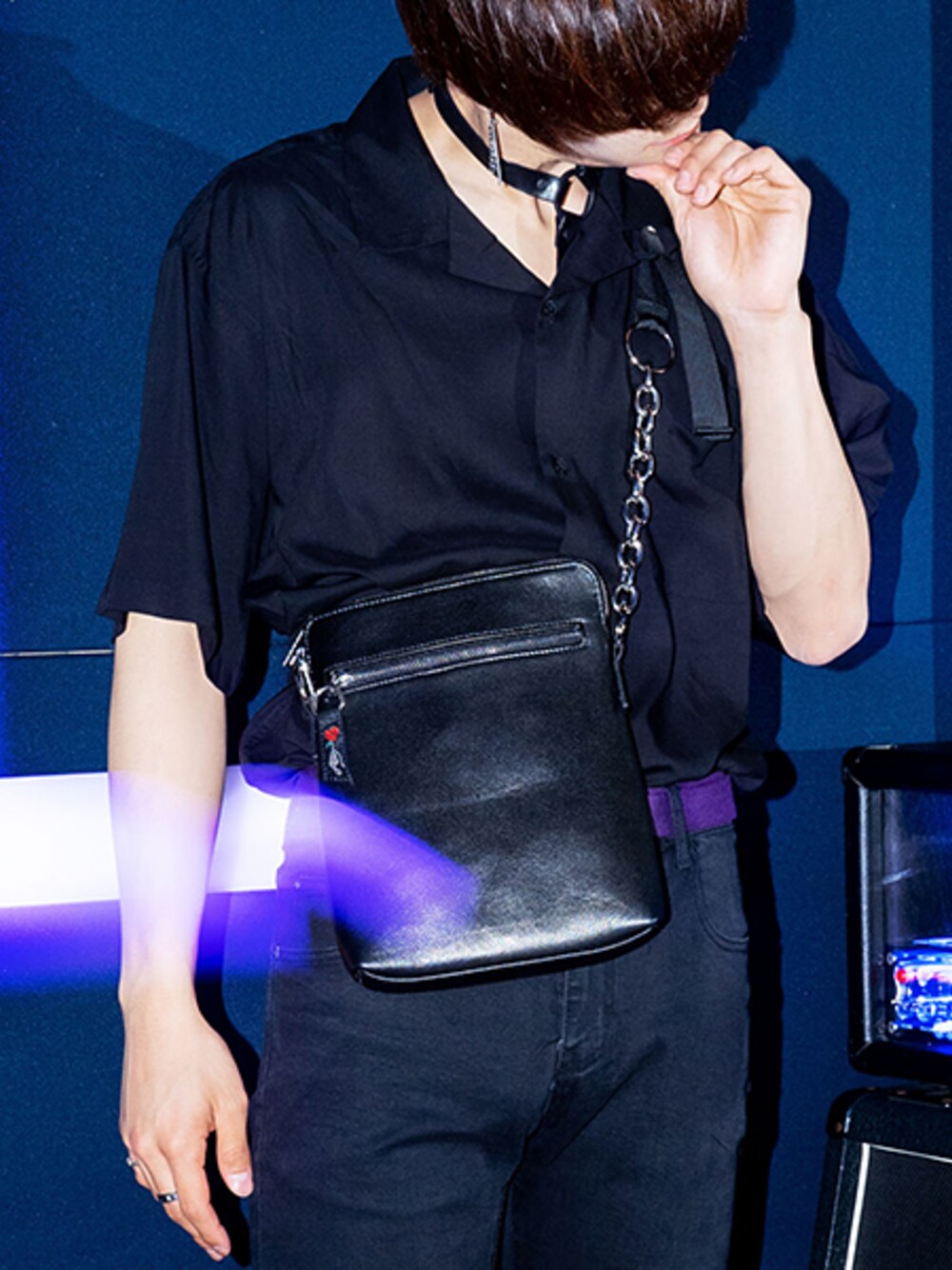 ブラック系のショルダーバッグを着用したメンズの春コーディネートの1枚目の写真