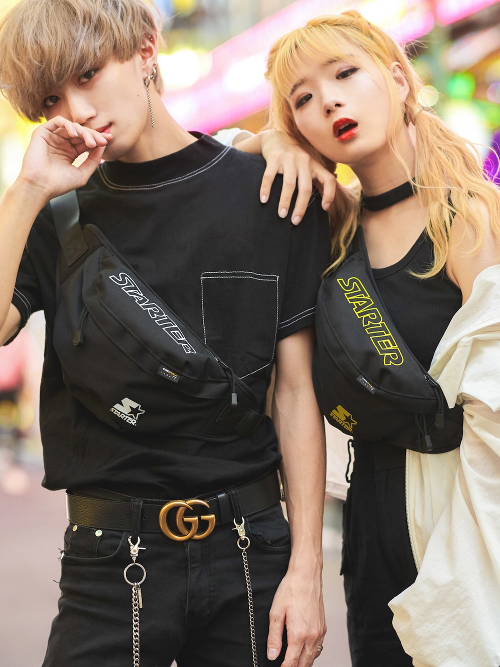 ブラック系のボディバッグ/ウエストポーチを着用したメンズの夏コーディネートの1枚目の写真