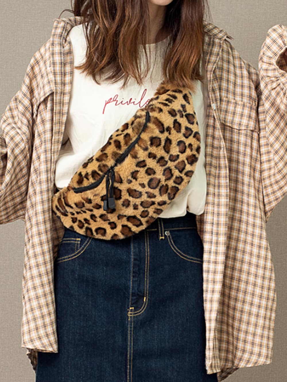 その他のボディバッグ/ウエストポーチを着用したレディースの夏コーディネートの1枚目の写真