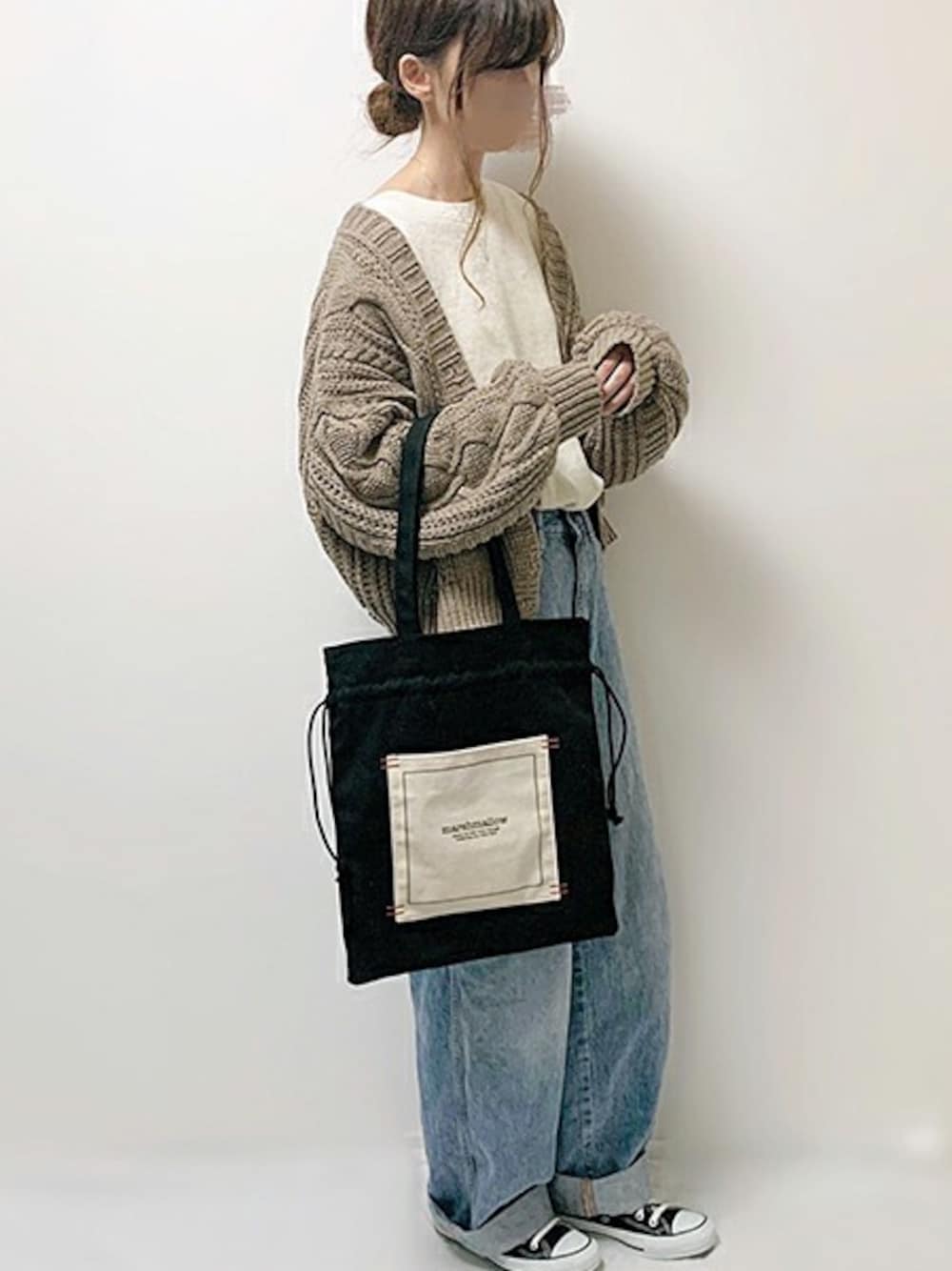 ベージュ系のトートバッグを着用したレディースの秋コーディネートの1枚目の写真
