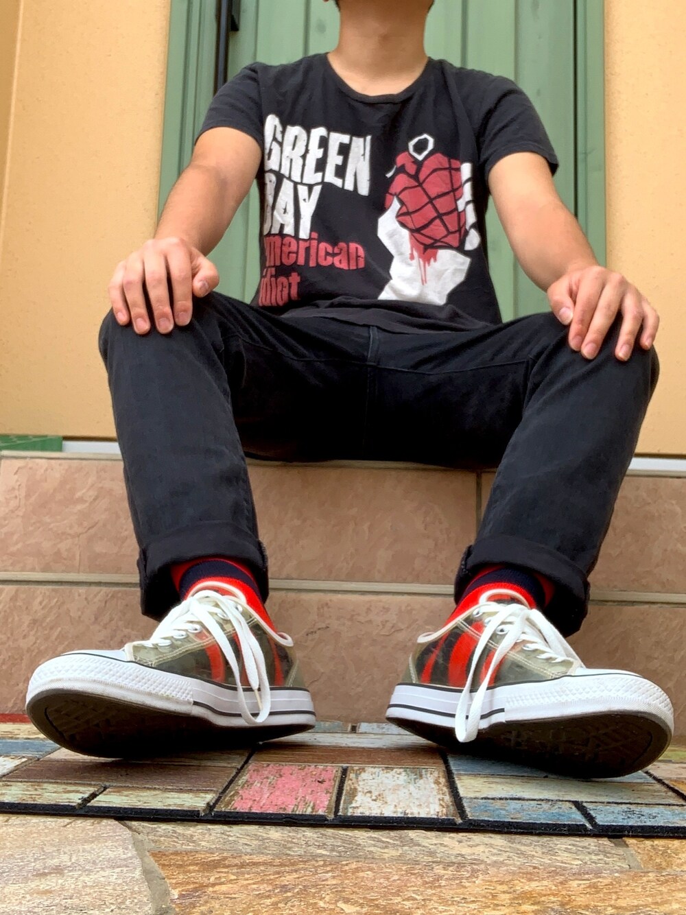 「UNIQLO、converse、Right-on、greenday、バンドT」｜「greendayのアイテム（Tシャツ/カットソー、ブラック系）」を使った、range1031さん（メンズ・163cm）の春コーディネートの1枚目の写真