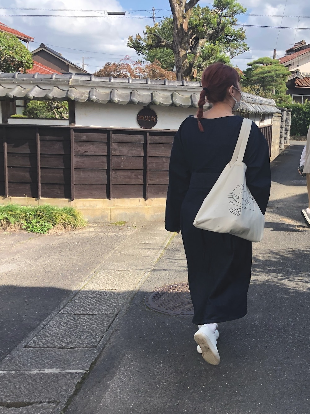 「YAECA」｜「YAECAのアイテム（トートバッグ、ホワイト系）」を使った、歌さん（レディース・153cm）の秋コーディネートの1枚目の写真
