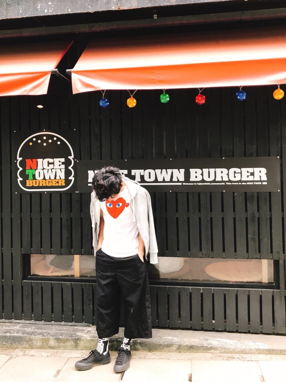 「GWは河口湖、ワイドパンツ、お洒落さんとつながりたい」｜「COMME des GARCONSのアイテム（Tシャツ/カットソー、ホワイト系）」を使った、たかぴーさん（メンズ・170cm）の春コーディネートの1枚目の写真