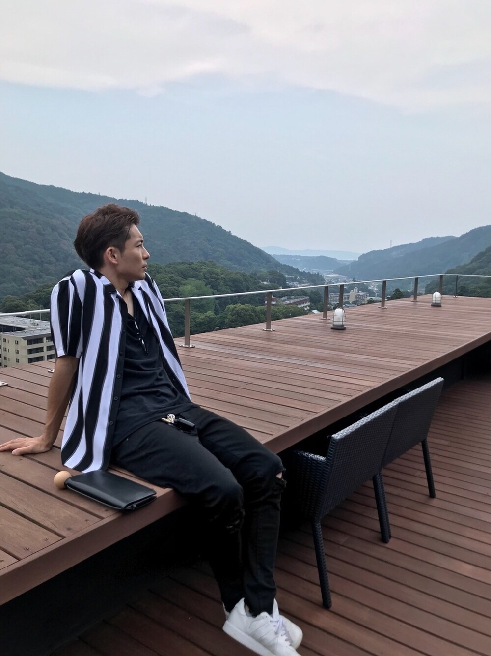 「箱根旅行、お洒落さんとつながりたい、ストライプシャツ」｜「H&Mのアイテム（シャツ/ブラウス、ホワイト系）」を使った、たかぴーさん（メンズ・170cm）の夏コーディネートの1枚目の写真