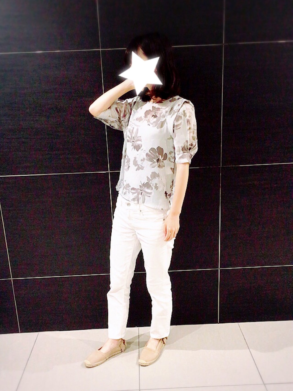 「シンプル、ホワイトパンツ、ユニクロ、エスパドリーユ、夏コーデ」｜「SENSE OF PLACE by URBAN RESEARCHの水彩花柄シフォンプリントブラウス（シャツ/ブラウス、ブラック系）」を使った、rooolさん（レディース・160cm）の夏コーディネートの1枚目の写真