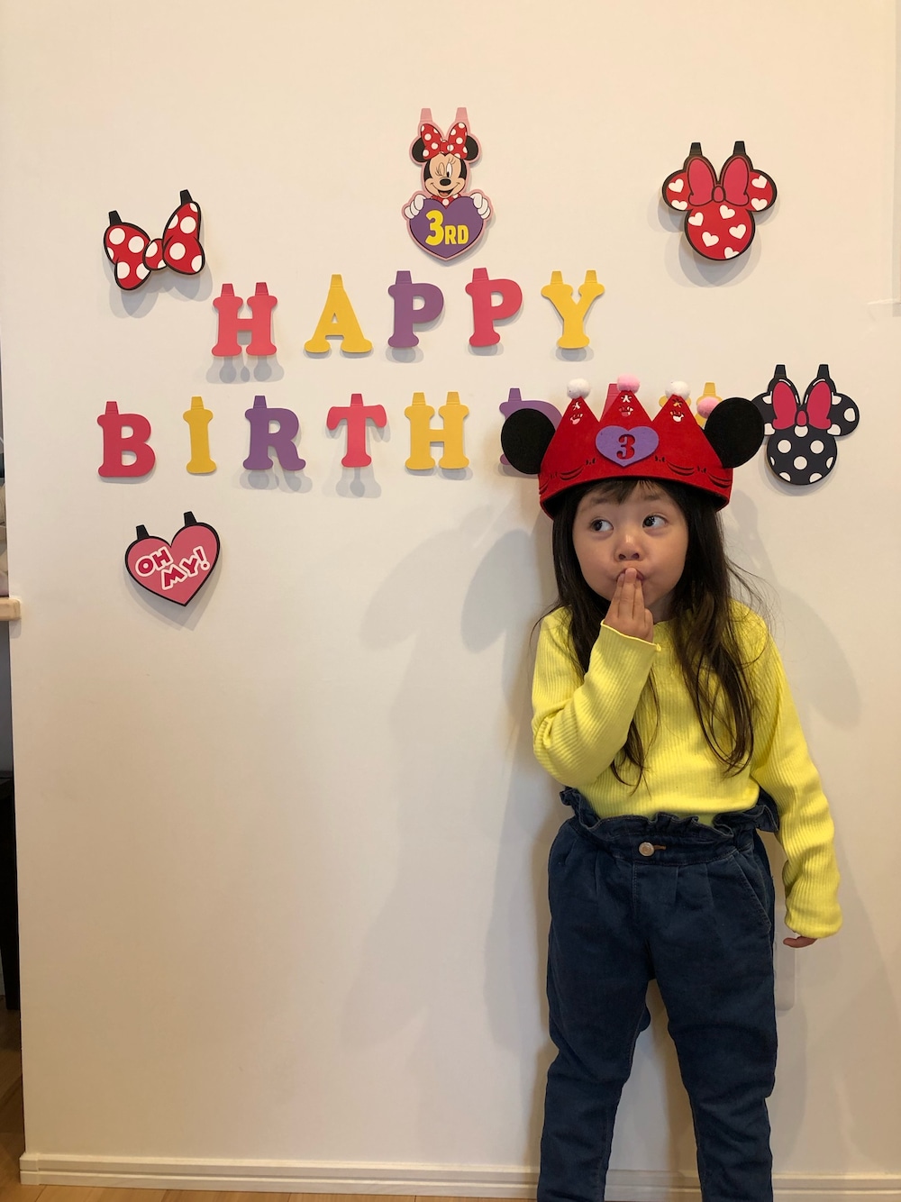 「シンプルコーデ、むすめ服、デニムパンツ、女の子、春コーデ、アプレレクール、3歳、誕生日、おめでとう！、ロングヘア」｜「apres les coursのメロウリブTシャツ（Tシャツ/カットソー、イエロー系）」を使った、みおりんさん（キッズ・90cm）の春コーディネートの1枚目の写真