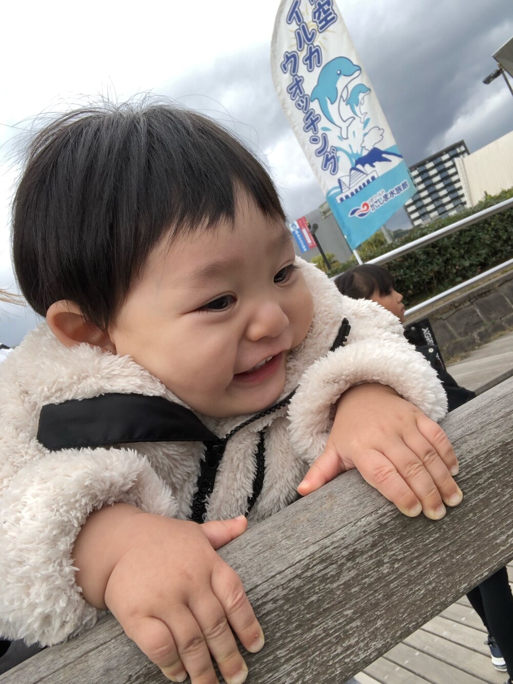 「男の子コーデ、カジュアルコーデ、シンプル、キッズファッション、ボアジャケット、ブランシェス、冬コーデ、１０ヶ月baby、イルカショー」｜「BRANSHESのスタンドカラーボアジャケット（その他アウター、ホワイト系）」を使った、みおりんさん（キッズ・100cm）の冬コーディネートの1枚目の写真
