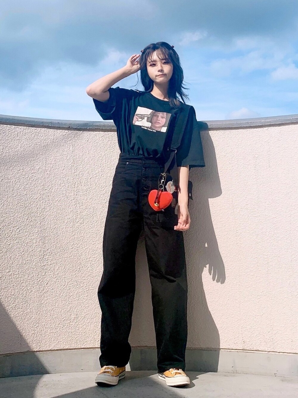 「シンプルコーデ、オールブラック、大人カジュアル、カジュアルコーデ、春夏コーデ、メンズライク、converse、古着コーデ、プチプラ」｜「maybe today nycのアイテム（Tシャツ/カットソー、ブラック系）」を使った、poyoさん（レディース・161cm）の夏コーディネートの1枚目の写真