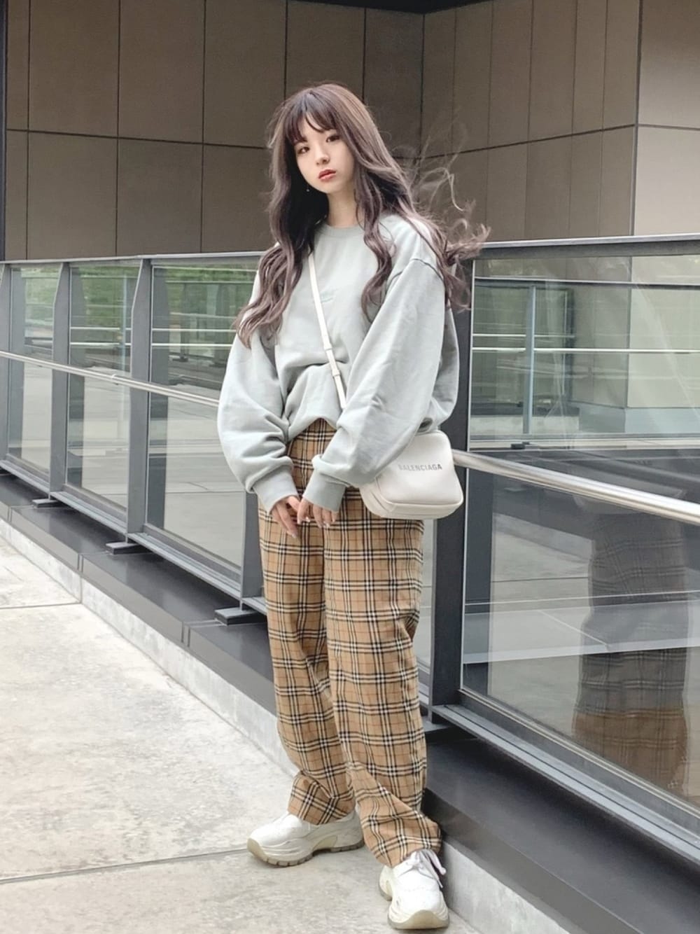 BURBERRY ベージュ カジュアルパンツ　ストレートパンツ　ワンポイントタグ BURBERRY ベージュ カジュアルパンツ ストレートパンツ ワン