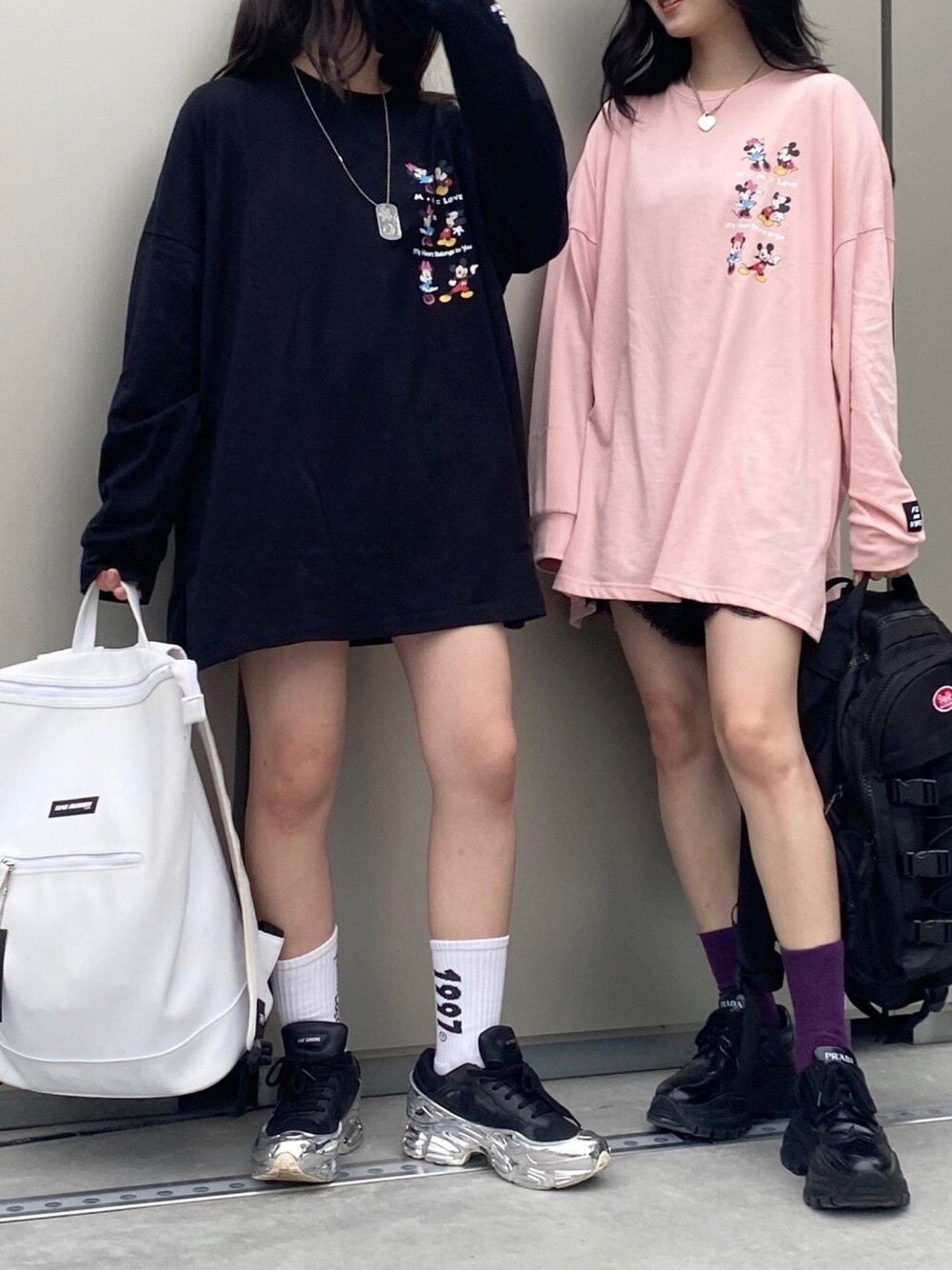 「秋のコーデ、ゆるコーデ、ロンT、ストリート、メンズライク、FIG&VIPER、シンプル、秋服準備はじめました、ラクチンコーデ、Tシャツ」｜「FIG&VIPERのMickey&Minnie BIGロンT（Tシャツ/カットソー、ブラック系）」を使った、poyoさん（レディース・161cm）の秋コーディネートの1枚目の写真