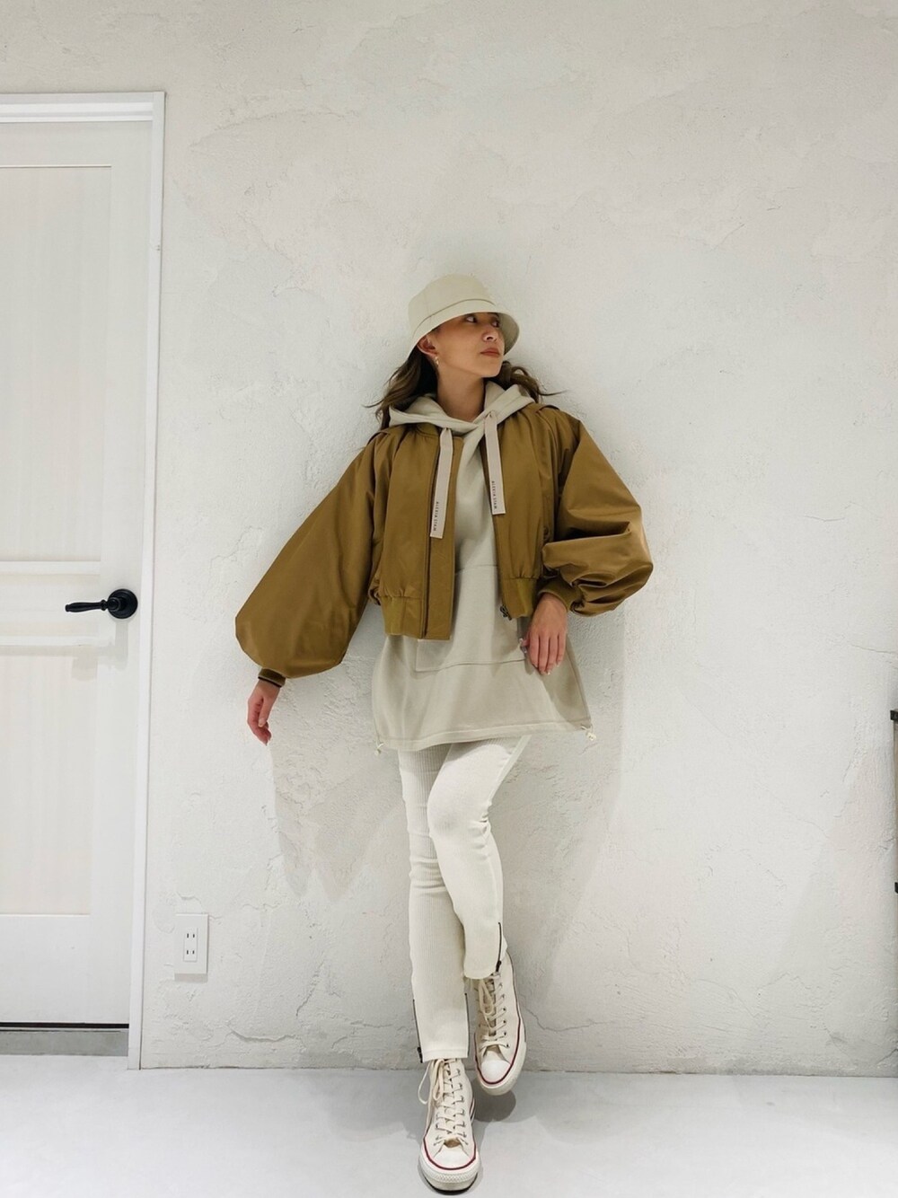 「シンプル、今日のコーデ、冬、ootd、ロンT、パーカー、スニーカー、ストリート、アリシアスタン、alexiastam」｜「ALEXIA STAMのWide Sleeve Bomber Jacket/ワイドスリーブボンバージャケット（ブルゾン、イエロー系）」を使った、ALEXIA STAMさん（レディース・163cm）の冬コーディネートの1枚目の写真