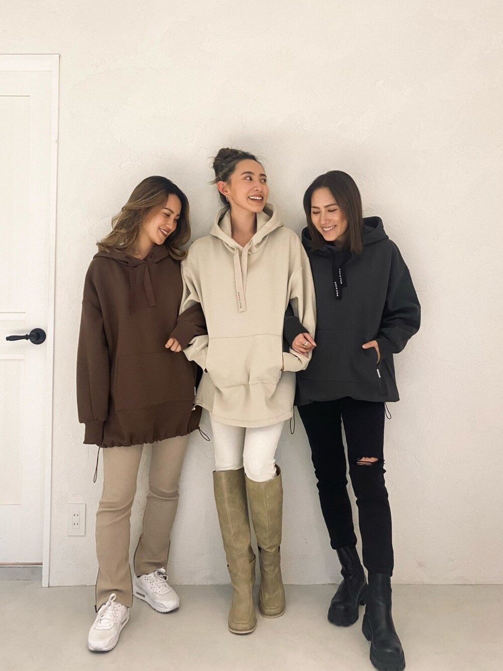 ブラウン系のパーカー、ベージュ系のパーカー、グレー系のパーカーを着用したレディースの冬コーディネートの1枚目の写真