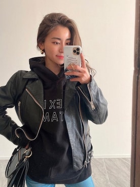 「フーディー」｜「アイテム（PC・スマホグッズ/家電）」を使った、ALEXIA STAMさん（レディース・157cm）の冬コーディネート