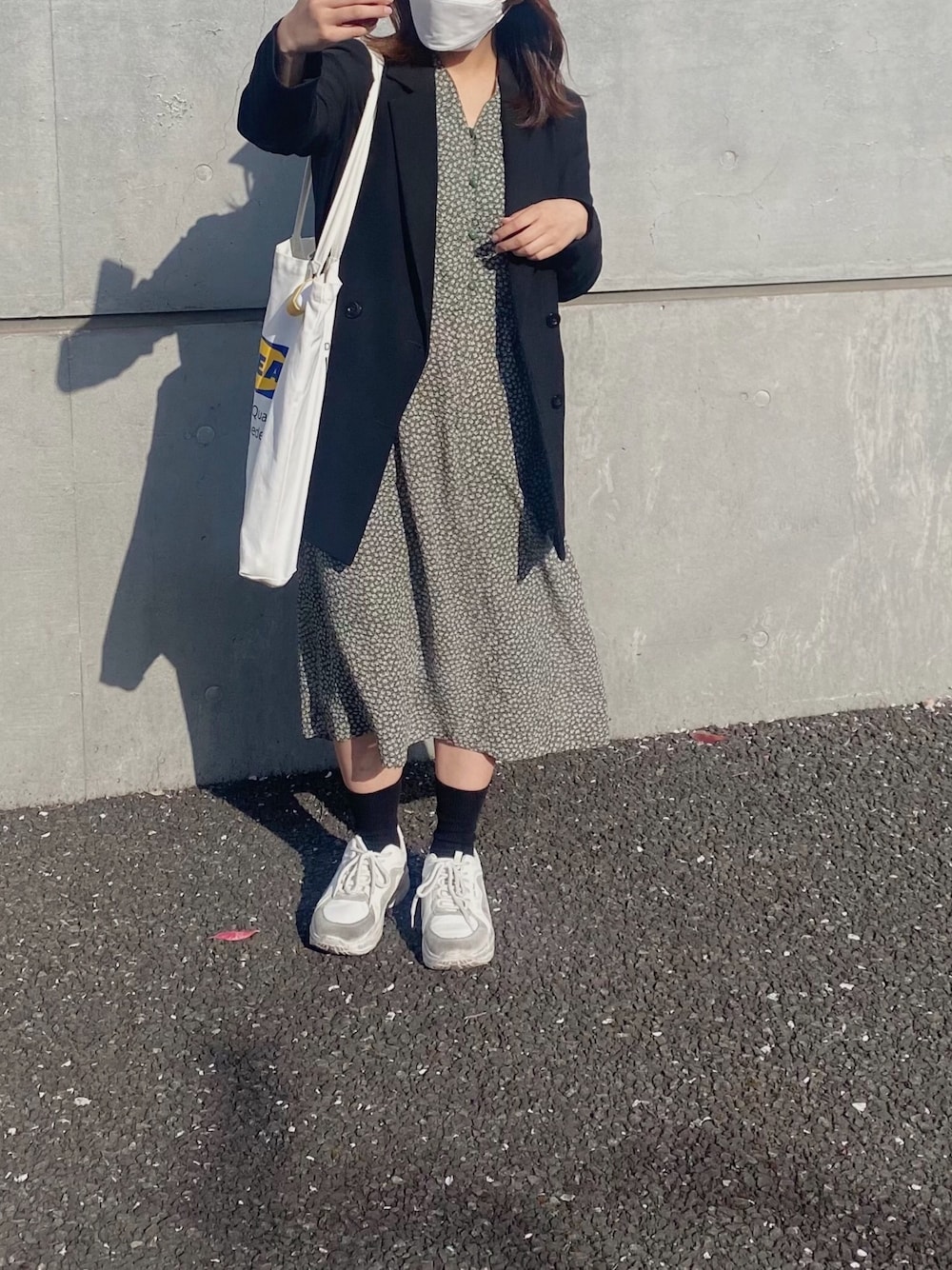 「IKEAのアイテム（トートバッグ、ホワイト系）」を使った、konさん（レディース・150cm）の春コーディネートの1枚目の写真