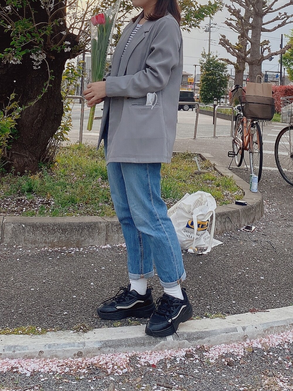「WEGOのアイテム（ジャケット/アウター、グレー系）」を使った、konさん（レディース・150cm）の春コーディネートの1枚目の写真
