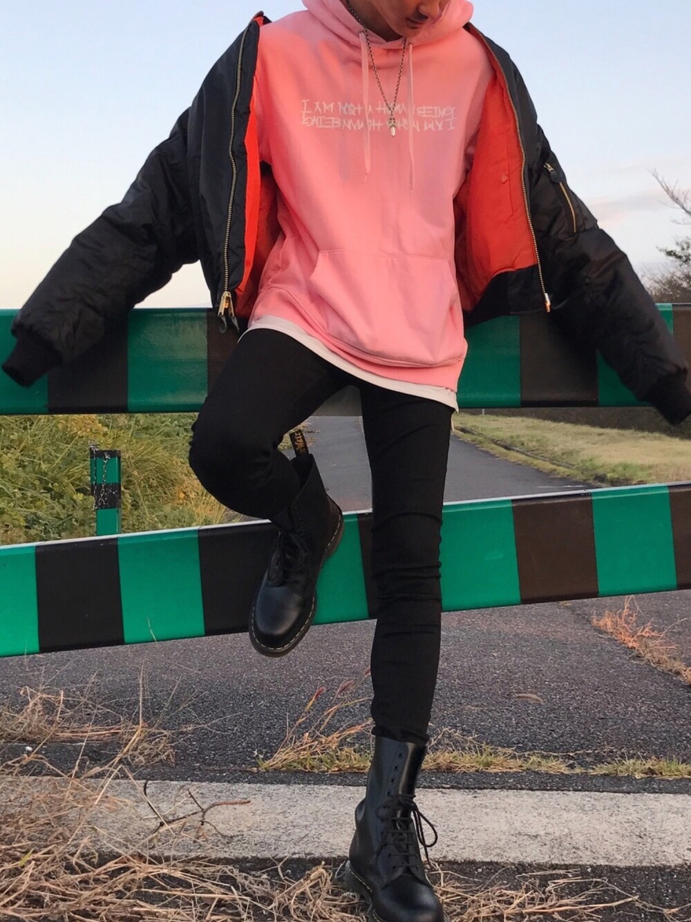 「韓国ブランド、ストリート系、クロムハーツ、おしゃれさんと繋がりたい、ドクターマーチン10ホール、ピンクパーカー、ﾌﾞﾗｯｸ×ﾋﾟﾝｸ、ロスコ、ユニクロ、河川敷」｜「CHROME HEARTSのアイテム（ネックレス、シルバー系）」を使った、yuhiさん（メンズ・185cm）の春コーディネートの1枚目の写真