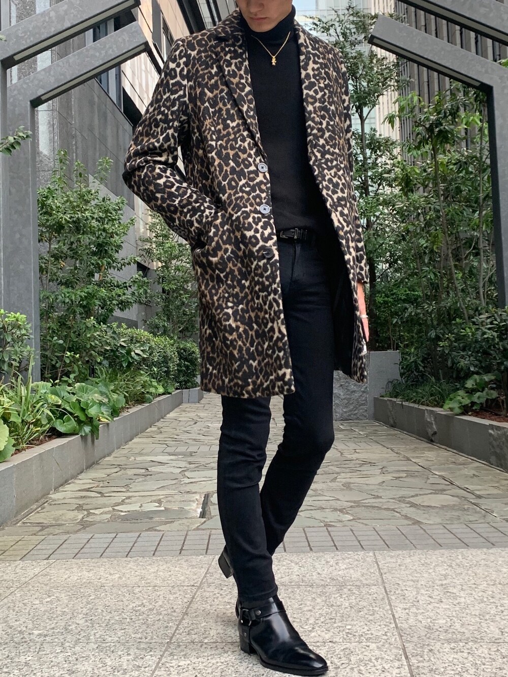 「おしゃれさんと繋がりたい、きれいめカジュアル、黒スキニー、ブラックコーデ、レオパード柄、チェスターコート、サンローランパリ、クロムハーツ、いいね、save、フォローお願いします🤑、ランウェイ」｜「asosのアイテム（チェスターコート、その他）」を使った、yuhiさん（メンズ・185cm）の秋コーディネートの1枚目の写真