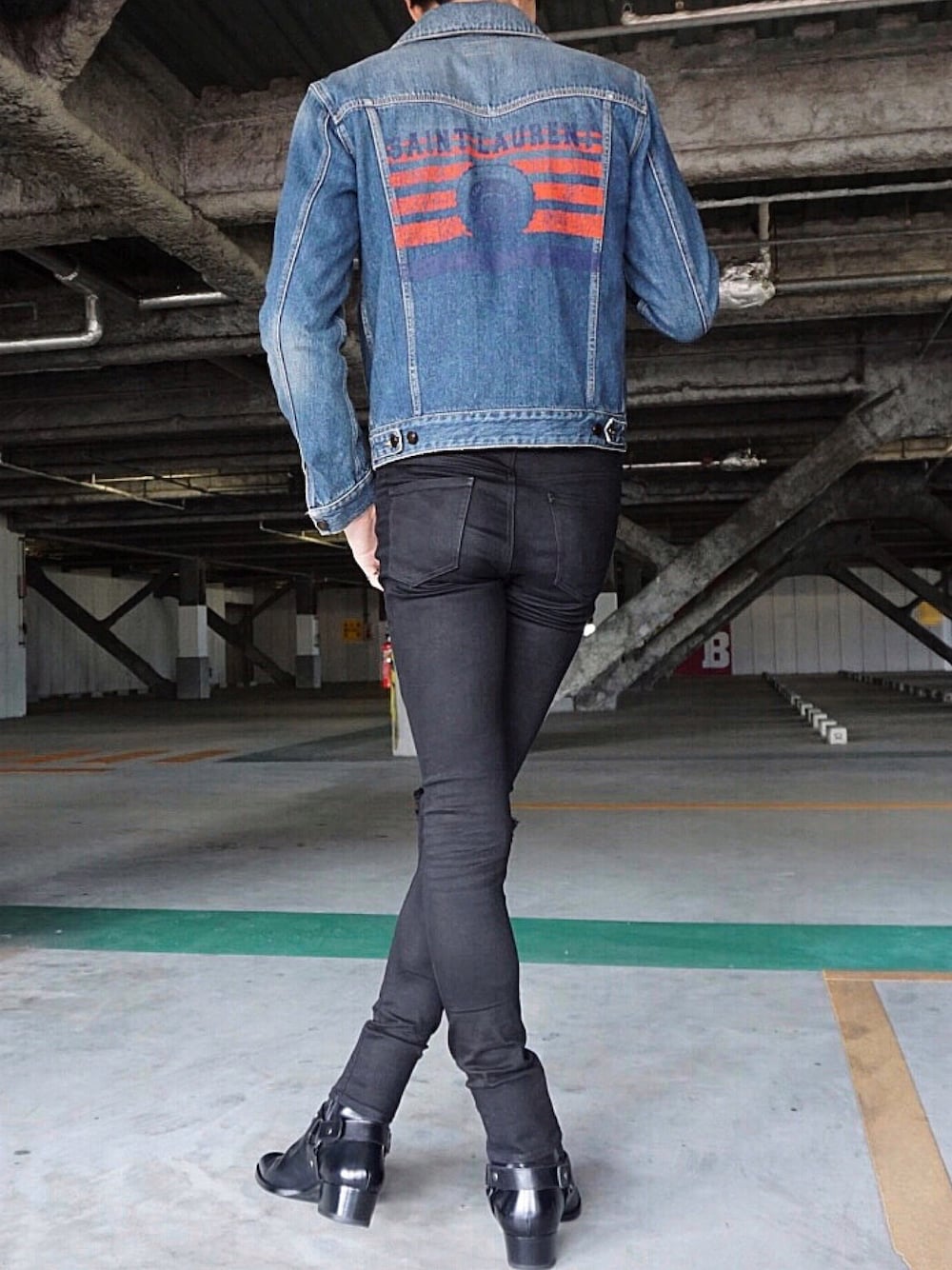 SAINT LAURENT PARISのデニムジャケットを使った人気ファッション