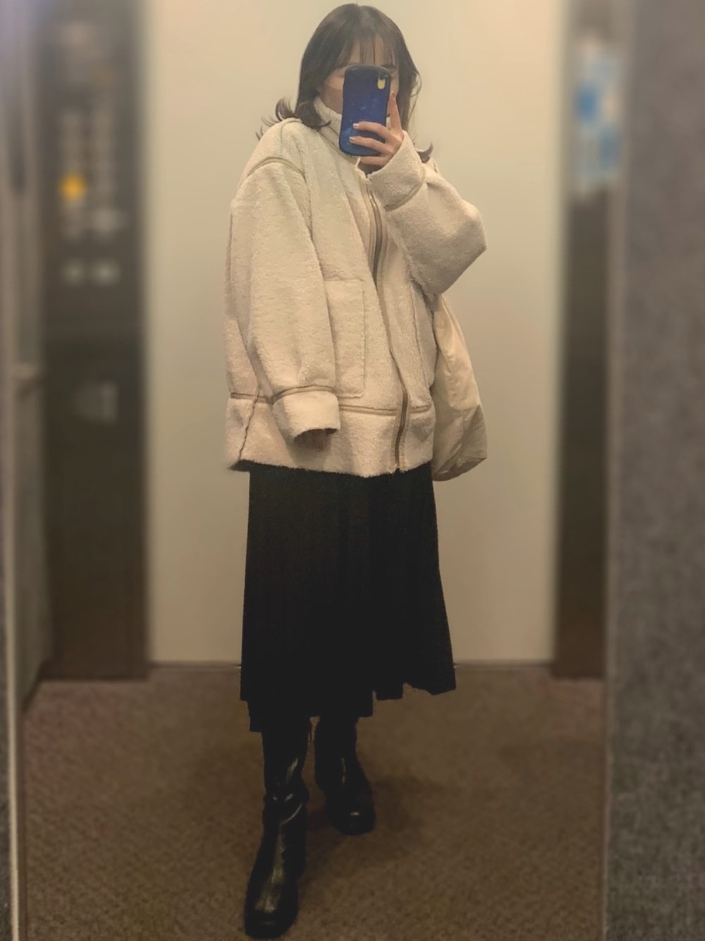 「冬コーデ、おとなコーデ、ロングスカート、ブラックコーデ、ボアコート、今日のコーデ、ショートブーツ、春コーデ、大人シンプル」｜「one after another NICE CLAUPのムートンリバーシブルボアジャケット（ムートンコート、ブラウン系）」を使った、ASUKAさん（レディース・154cm）の冬コーディネートの1枚目の写真