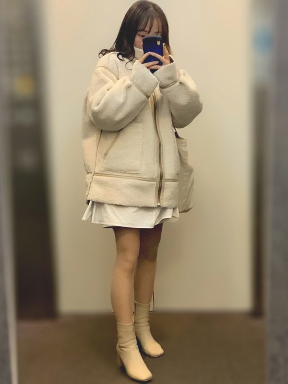「くすみカラー、淡色コーデ、レイヤードスタイル、冬コーデ、今日のコーデ、フェミニン、ショートブーツ、ミニワンピ、ボアジャケット、ベージュ」｜「one after another NICE CLAUPのムートンリバーシブルボアジャケット（ムートンコート、ブラウン系）」を使った、ASUKAさん（レディース・154cm）の冬コーディネートの1枚目の写真