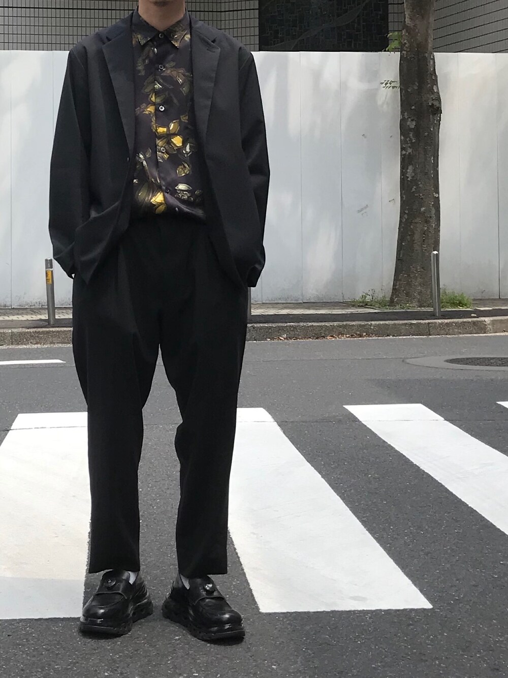 「UNITED TOKYO、セットアップ、オーバーサイズ、ブラックコーデ、柄シャツ、キレイめ、ジャケット、スラックス」｜「UNITED TOKYOのｑｕｉｃｋｄｒｙ リネンライク オーバーサイズジャケット/セットアップ（テーラードジャケット、ブラック系）」を使った、dai＿miyagiさん（メンズ・178cm）の春コーディネートの1枚目の写真