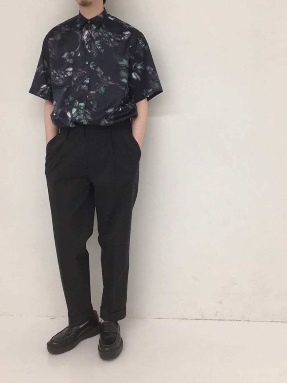 「ビッグシルエット、モノトーン、オーバーサイズ、ワイドパンツ、シンプルコーデ、シャツスタイル、ゆるコーデ、UNITED TOKYO」｜「UNITED TOKYOのボタニカルフラワーシャツ/ビックシルエット/セットアップ（シャツ/ブラウス、ブルー系）」を使った、dai＿miyagiさん（メンズ・178cm）の春コーディネートの1枚目の写真