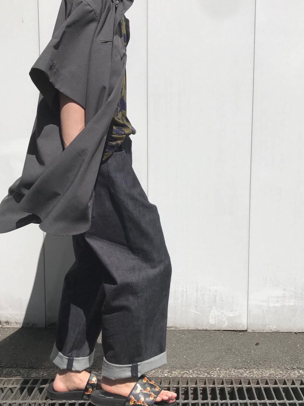 グレー系のシャツ/ブラウス、ブルー系のデニムパンツを着用したメンズの春コーディネートの1枚目の写真