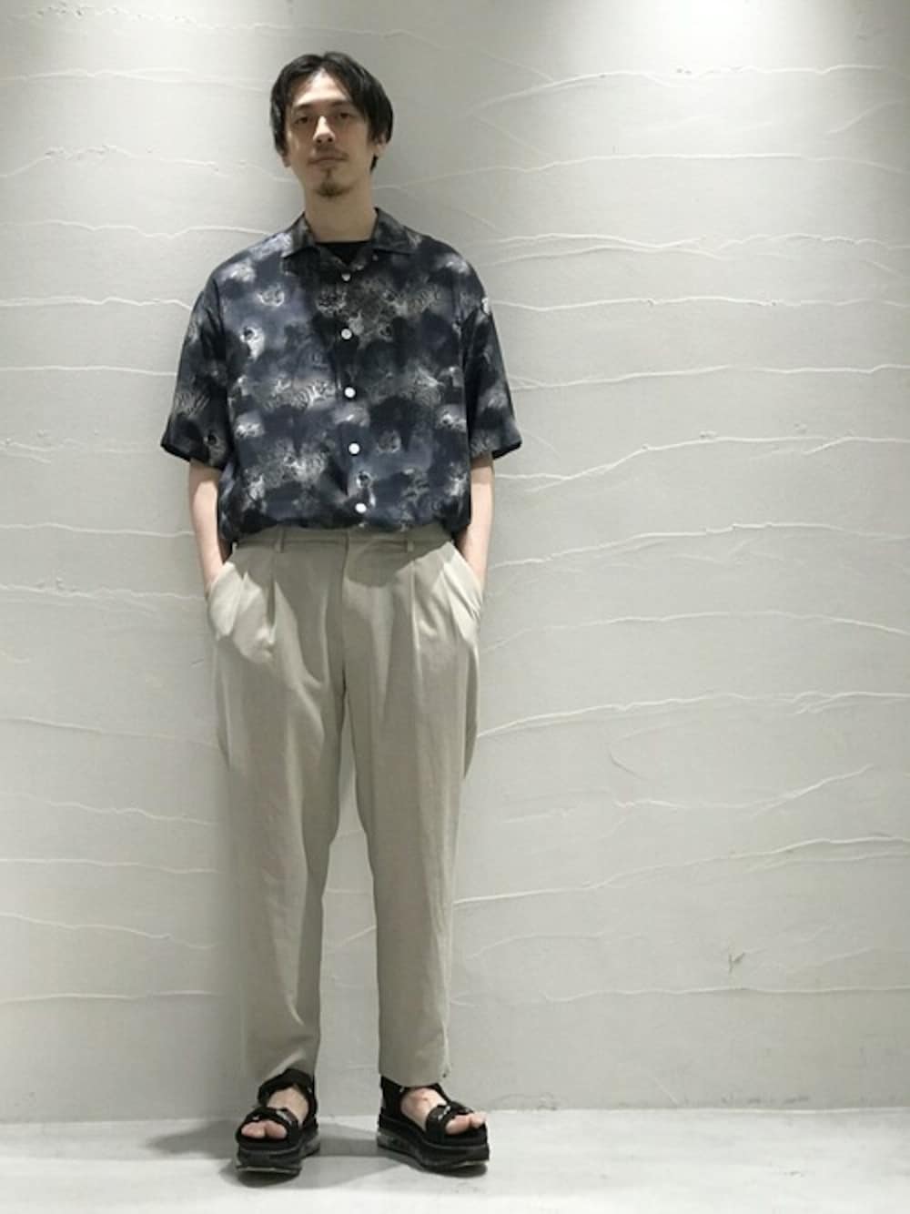 「シャツ、柄シャツ、オーバーサイズ、大人カジュアル、サンダル、白パンツ、ゆるコーデ、スポーツサンダル、オープンカラーシャツ、UNITED TOKYO」｜「UNITED TOKYOの百虎オープンカラーシャツ/柄シャツ/ビックシルエット（シャツ/ブラウス、グレー系）」を使った、dai＿miyagiさん（メンズ・178cm）の夏コーディネートの1枚目の写真