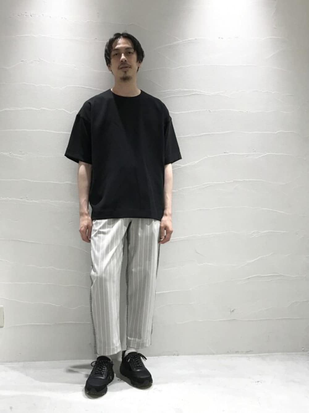 「スニーカー、ビッグシルエット、Tシャツ、ストライプ、オーバーサイズ、大人カジュアル、リラックススタイル、夏コーデ、UNITED TOKYO」｜「UNITED TOKYOのパネルパターンスラックス（スラックス、グレー系）」を使った、dai＿miyagiさん（メンズ・178cm）の夏コーディネートの1枚目の写真