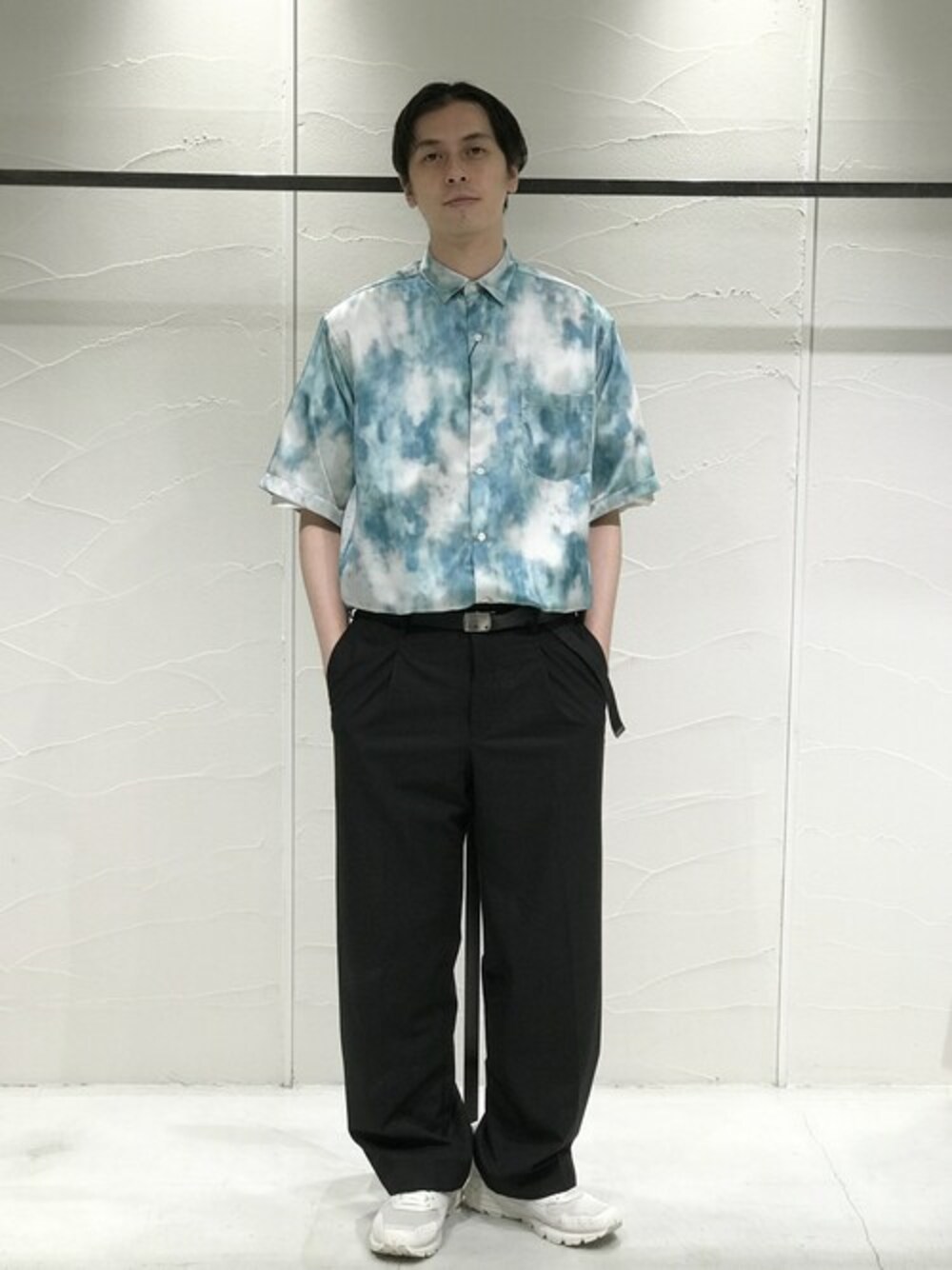 「スニーカー、ビッグシルエット、シャツ、柄シャツ、オーバーサイズ、ワイドパンツ、夏コーデ、UNITED TOKYO」｜「UNITED TOKYOのＴＯＲＯワンタックワイドストレートパンツ（スラックス、ブラック系）」を使った、dai＿miyagiさん（メンズ・178cm）の夏コーディネートの1枚目の写真