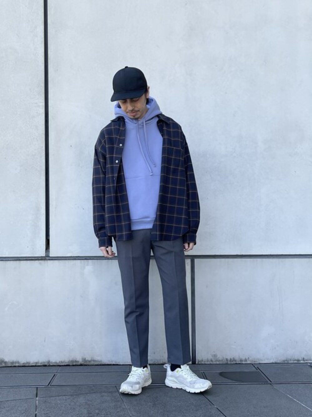 「チェックシャツ、グレー、パーカー、スラックス、シャツスタイル、PUBLIC TOKYO、publictokyo、パブリックトウキョウ、私の推しブランド」｜「PUBLIC TOKYOの【2020年秋冬新作】極 センタープレスが取れないパンツ（エバークリースイージースラックス）（スラックス、グレー系）」を使った、dai＿miyagiさん（メンズ・178cm）の冬コーディネートの1枚目の写真
