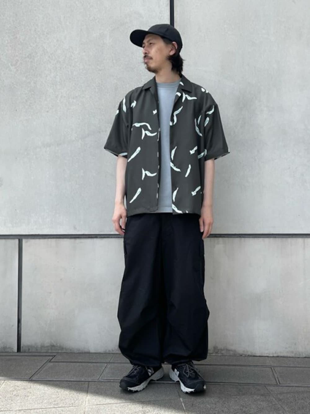 「パンツ、シャツ、スタイリング、コーディネート、コーデ」｜「PUBLIC TOKYOのコットンツイルバルーンカーゴパンツ（カーゴパンツ、ブラック系）」を使った、dai＿miyagiさん（メンズ・178cm）の夏コーディネートの1枚目の写真