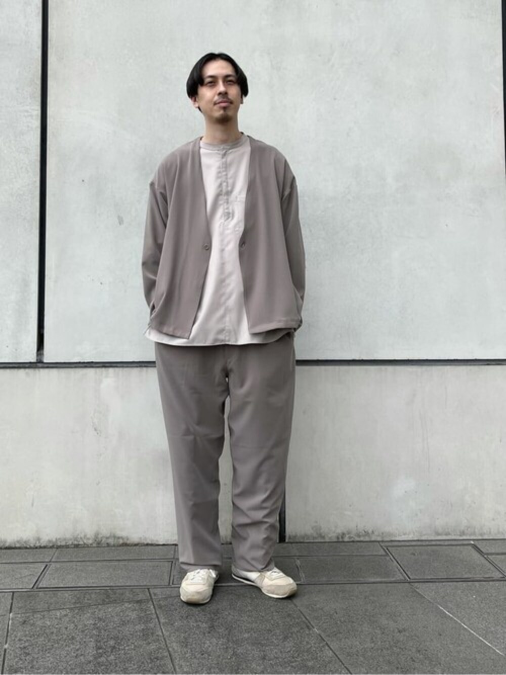 「パンツ、スタイリング、コーディネート、パンツコーデ、コーデ」｜「PUBLIC TOKYOの【マルチストレッチ】リラックスドレープパンツ（スラックス、ベージュ系）」を使った、dai＿miyagiさん（メンズ・178cm）の夏コーディネートの1枚目の写真