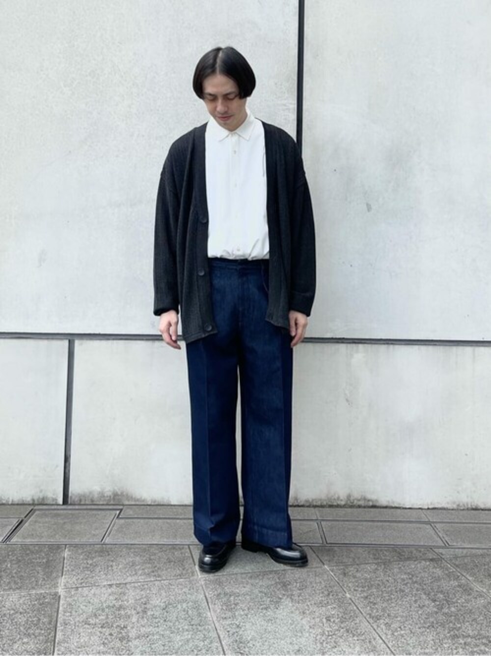 「パンツ、シャツ、スラックス、コーディネート、コーデ」｜「PUBLIC TOKYOのCOOLERメランジニットオーバーカーデ（カーディガン/ボレロ、ブラック系）」を使った、dai＿miyagiさん（メンズ・178cm）の夏コーディネートの1枚目の写真