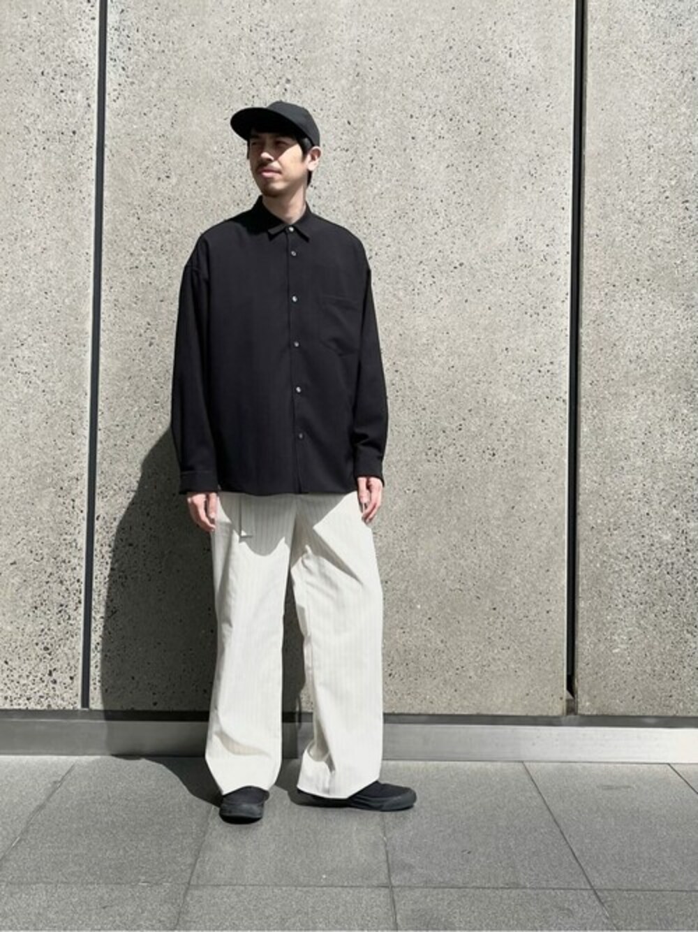 「パンツ、シャツ、スラックス、ワイドパンツ、コーディネート、PUBLIC TOKYO」｜「PUBLIC TOKYOのストライプベルテッドパンツ（スラックス、ホワイト系）」を使った、dai＿miyagiさん（メンズ・178cm）の秋コーディネートの1枚目の写真