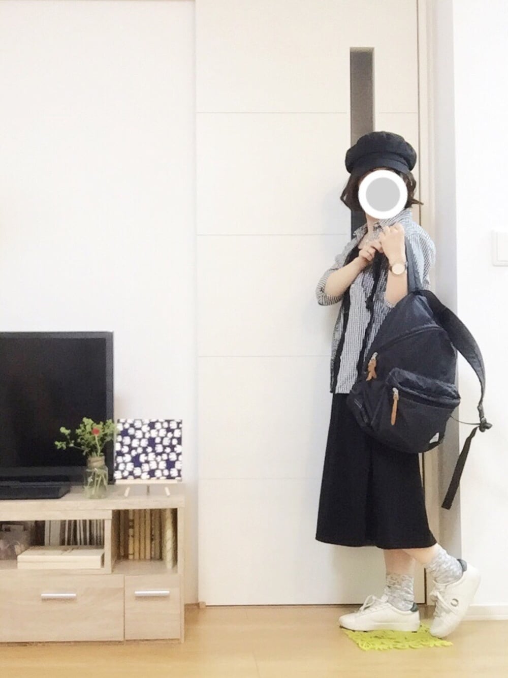ブルー系のショルダーバッグ、ブルー系のシャツ/ブラウス、ホワイト系のスニーカーを着用したレディースの夏コーディネートの1枚目の写真