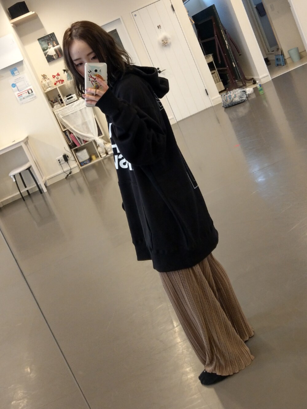「物販のアイテム（トップス、ブラック系）」を使った、788さん（レディース・159cm）の春コーディネートの1枚目の写真