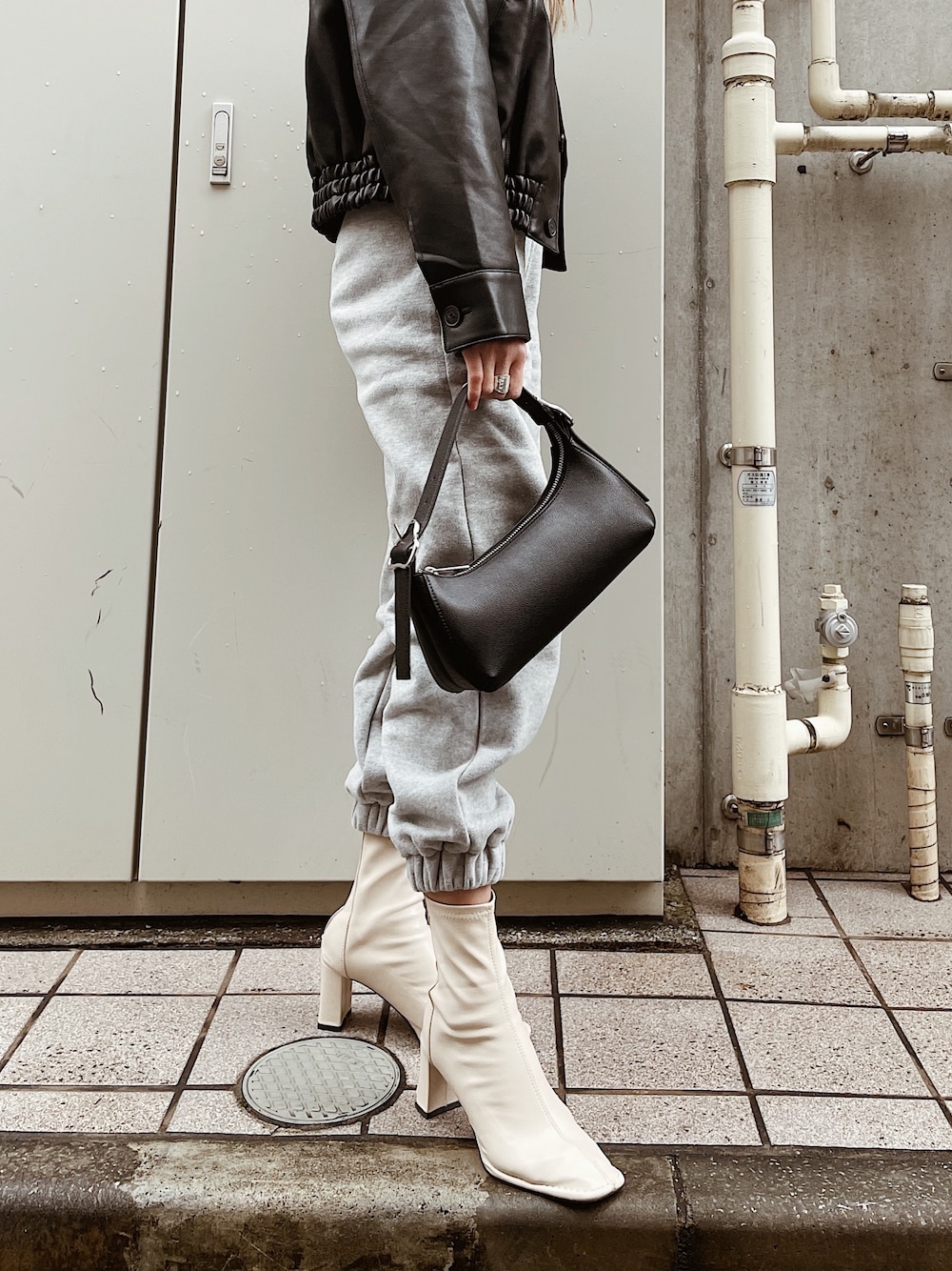 「searoomlynn、moussy、SLY、dholic、dholicコーデ、スエットパンツ、プチプラコーデ、ファストファッション、カジュアルコーデ、グレーコーデ」｜「MOUSSYのWESTERN F／LEATHER ブルゾン（ブルゾン、ブラック系）」を使った、iammonroooさん（レディース・164cm）の冬コーディネートの1枚目の写真