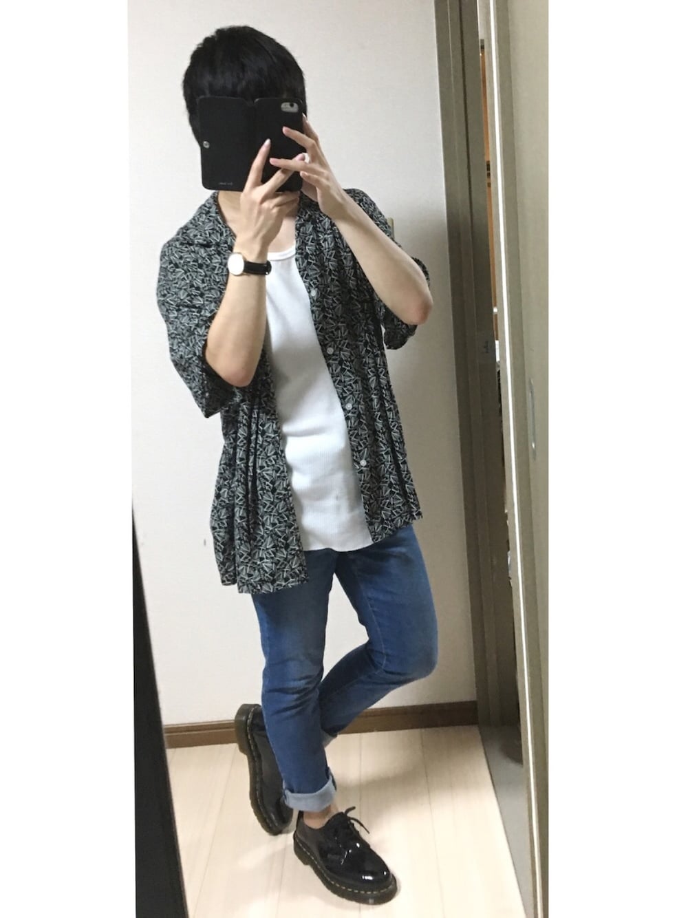 「開襟シャツ、オープンカラーシャツ、スキニーデニム、スキニーパンツ、ロールアップ、ドクターマーチン、柄シャツ、お洒落さんとつながりたい、ダニエルウェリントン、低身長」｜「WEGOのWEGO/ドロップショルダーレーヨンシャツ（シャツ/ブラウス、その他）」を使った、うめちぃさん（メンズ・157cm）の夏コーディネートの1枚目の写真