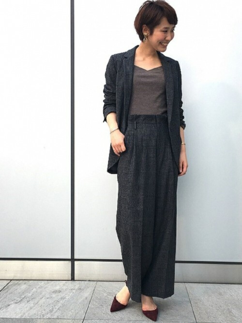 ブラック系のその他パンツ、ブラック系のその他アウター、ブラウン系のニット/セーターを着用したレディースの秋コーディネートの1枚目の写真