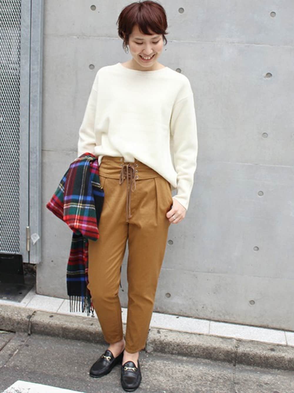 ブラウン系のその他パンツ、ホワイト系のニット/セーターを着用したレディースの秋コーディネートの1枚目の写真