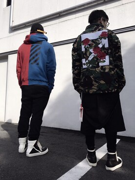 「off white（オフホワイト）のアイテム（パーカー、その他）」を使った、タカムラ ショウタさん（メンズ・173cm）の冬コーディネート