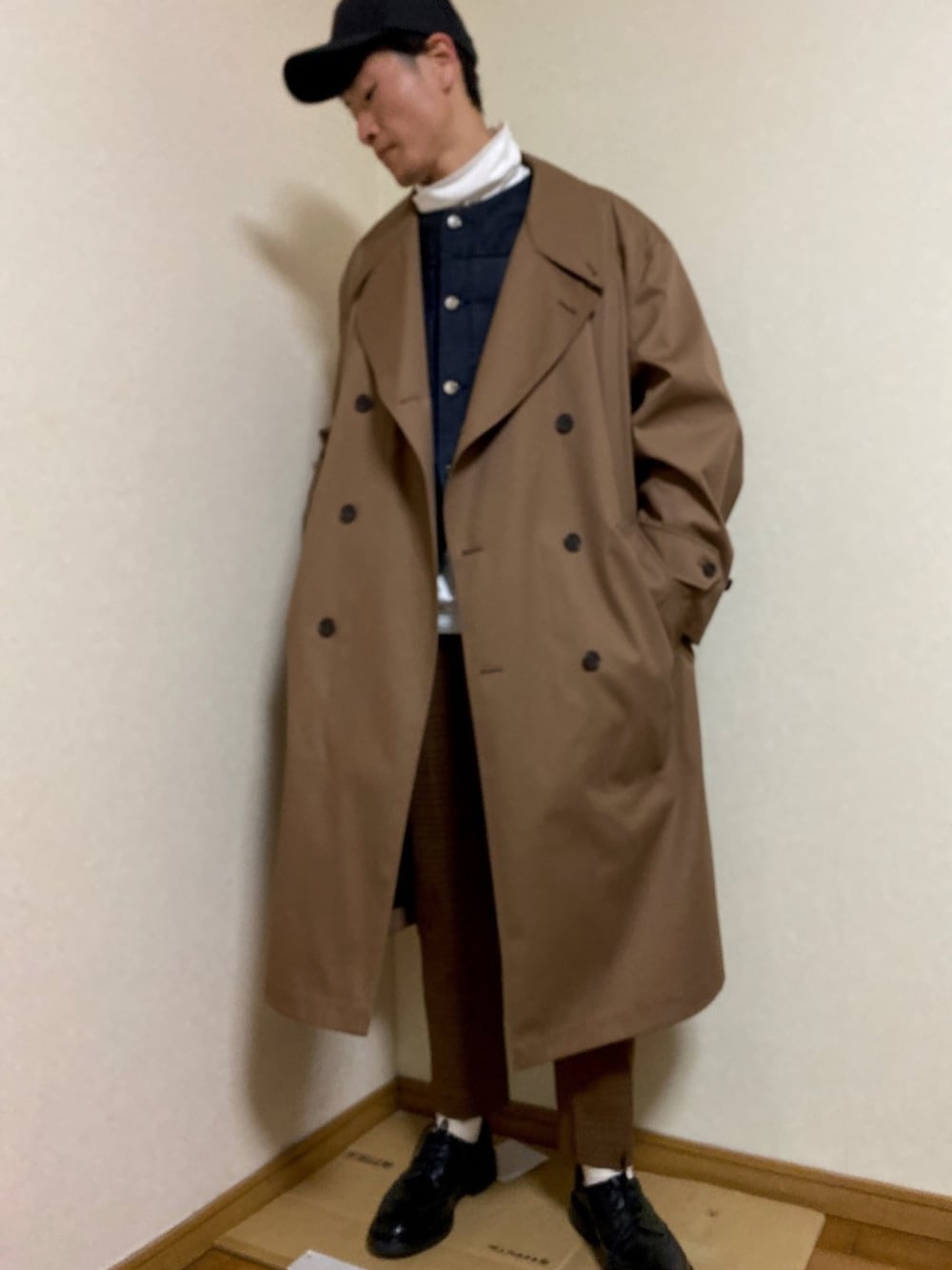「シンプルコーデ、ビッグシルエット、オトナカジュアル、コート、ユニクロ」｜「UNIQLOのアイテム（トレンチコート、ブラウン系）」を使った、くりしょーさん（メンズ・185cm）の春コーディネートの1枚目の写真