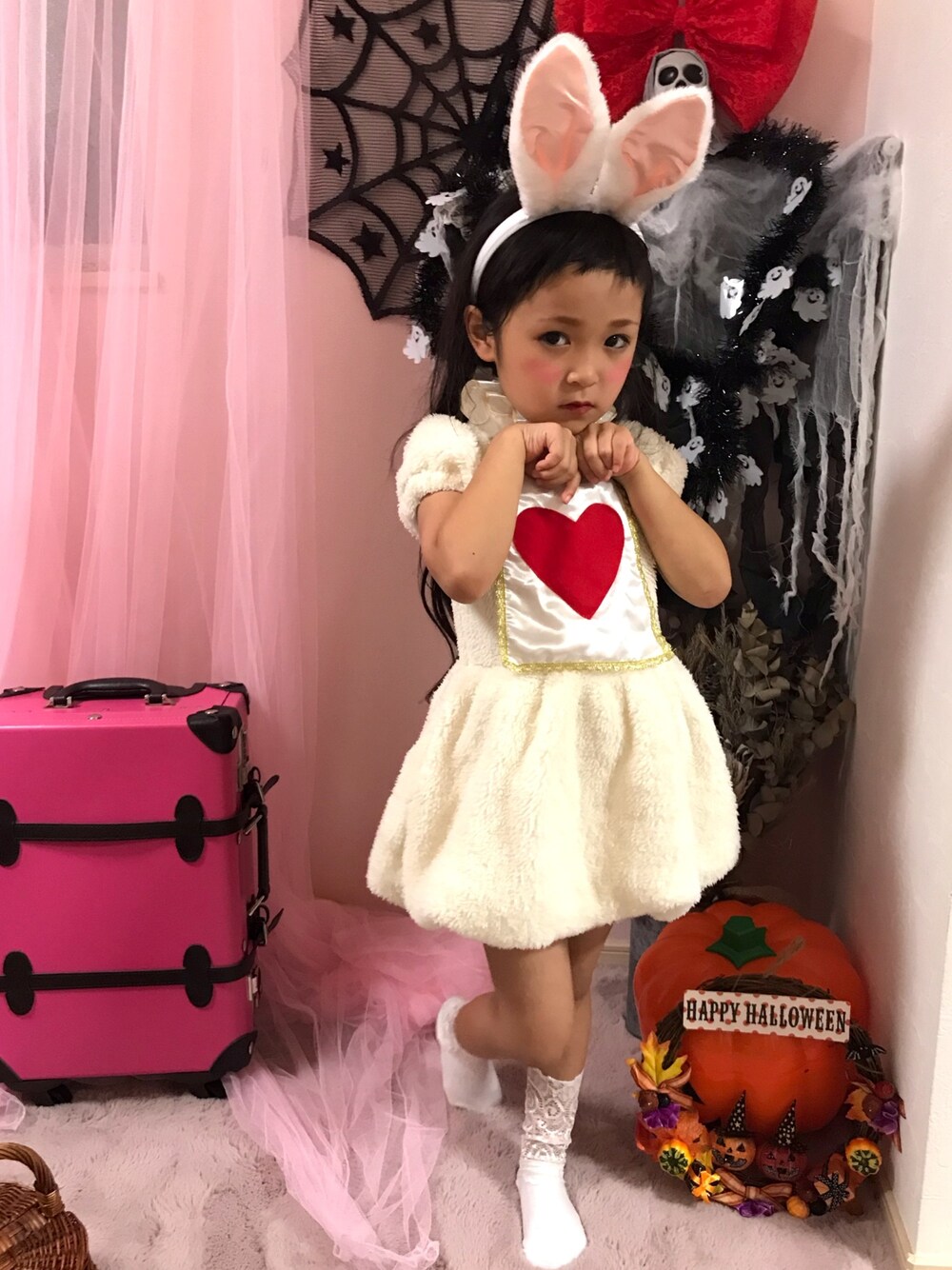 「ワンダーランド、不思議の国のアリス、ふしぎの国のアリス、wearhalloween2020、うさぎ、キッズ、おんなのこ」｜「littleprincessroomのアイテム（ワンピース、ホワイト系）」を使った、miomioaiaiさん（キッズ・120cm）の秋コーディネートの1枚目の写真