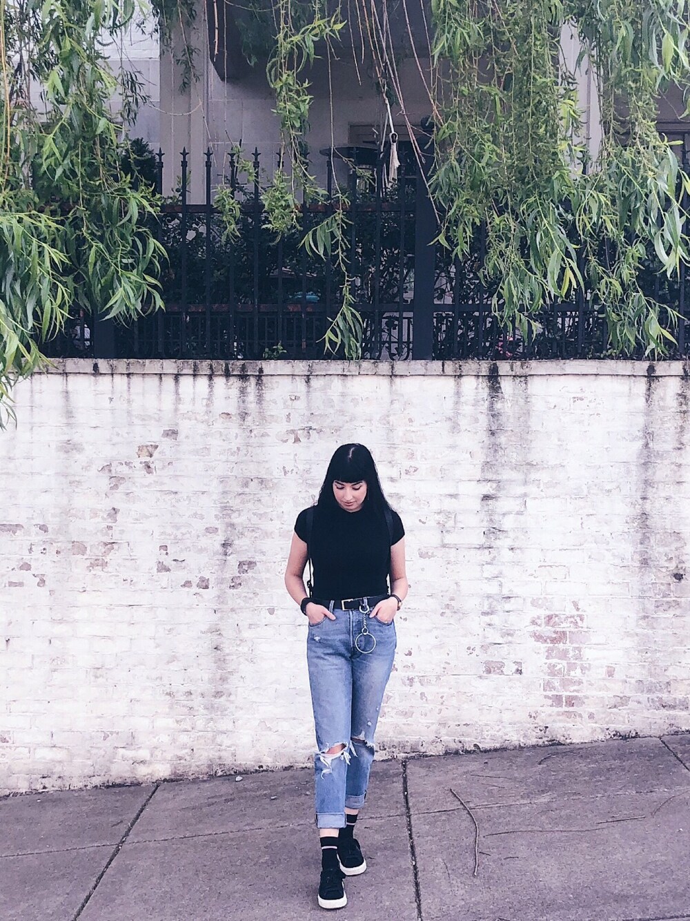 「summer、girl、90’s、rippedjeans、Levis、outfit、ootd、リーバイス」｜「FOREVER 21のForever 21 Shadow Stripe Crop Tee（Tシャツ/カットソー、ブラック系）」を使った、Julia さん（レディース・170cm）の春コーディネートの1枚目の写真