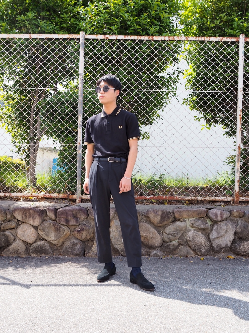 「シンプルスタイル、大人カジュアル、春夏コーデ、シンプル、モノトーン、ブラックコーデ、おしゃれさんと繋がりたい、きれいめカジュアル、キレイめ、フレッドペリー」｜「FRED PERRYのThe Fred Perry Shirt - M12（ポロシャツ、ブラック系）」を使った、岩田和也さん（メンズ・172cm）の春コーディネートの1枚目の写真